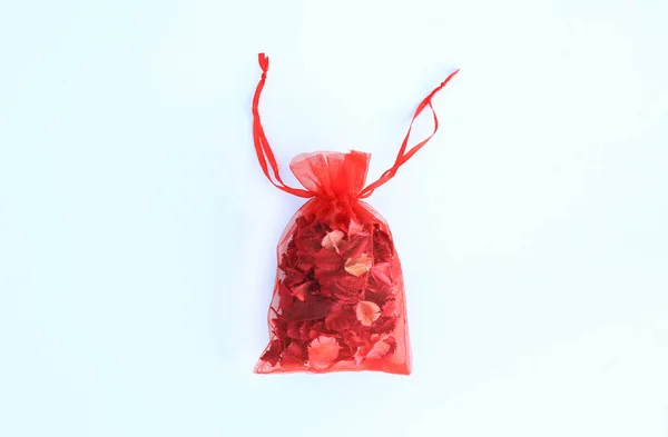 Trockene Blütenblätter Einem Roten Tuch Isoliert Auf Weißem Hintergrund — Stockfoto