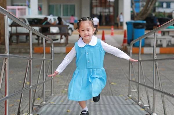 Menina Asiática Uniforme Escolar Correndo Escada Metal — Fotografia de Stock