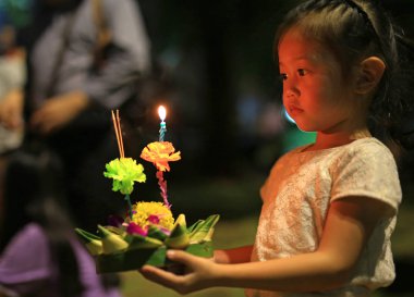 Tay çocuk sormak AF Tanrıça Ganj kutlamak Loy Krathong Festivali Bangkok, Tayland.
