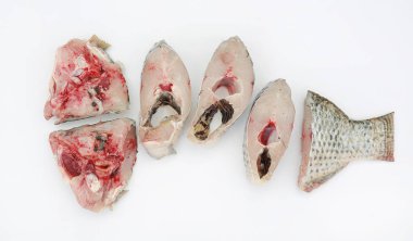 Nil Tilapia balık beyaz zemin üzerine dilimlenmiş.