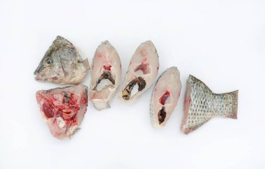 Nil Tilapia balık beyaz zemin üzerine dilimlenmiş.