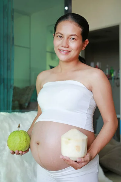 Κρατώντας Την Καρύδα Και Γκουάβα Στην Κοιλιά Της Εγκύου Υγιή — Φωτογραφία Αρχείου