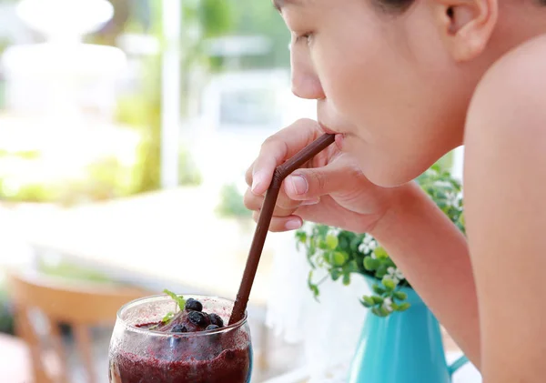 Közelkép Iszik Egy Blueberry Smoothie Kávézó — Stock Fotó