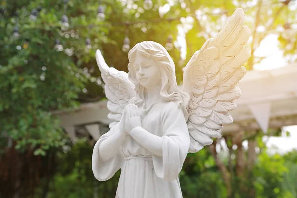 Antieke Standbeeld Van Een Gevleugelde Engel Met Het Bidden Tuin — Stockfoto