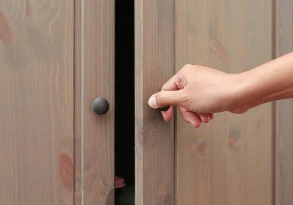 Γυναικεία Χέρια Άνοιγμα Πόρτας Ντουλαπιών — Φωτογραφία Αρχείου