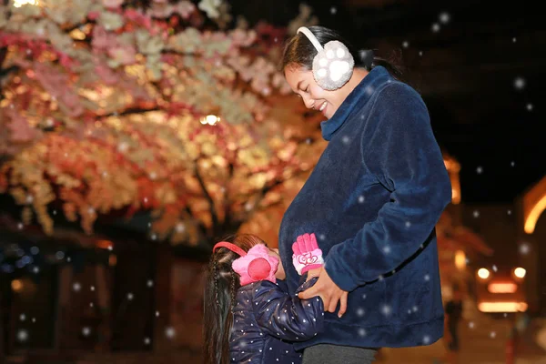 Glückliche Familie Aus Mutter Und Süßem Kleinen Mädchen Hat Spaß — Stockfoto