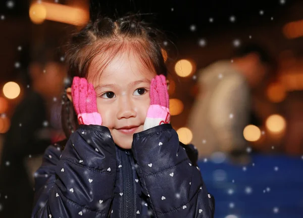 Portrait Little Girl Touching Her Cheek Snow Winter Time — Stock Photo, Image