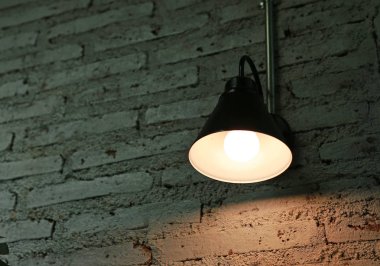 Tuğla duvar arka plan üzerinde Işık Ampüller