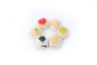 Fındık ve tuzlu yumurta, beyaz arka plan üzerinde izole Çin böreği ile bahar rulo pasta.