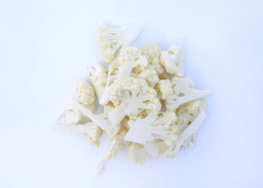 Beyaz arkaplanda karnabahar.