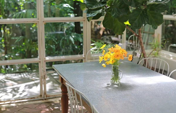 Table Chaise Avec Fleurs Cosmos Jaunes Dans Vase Sur Table — Photo