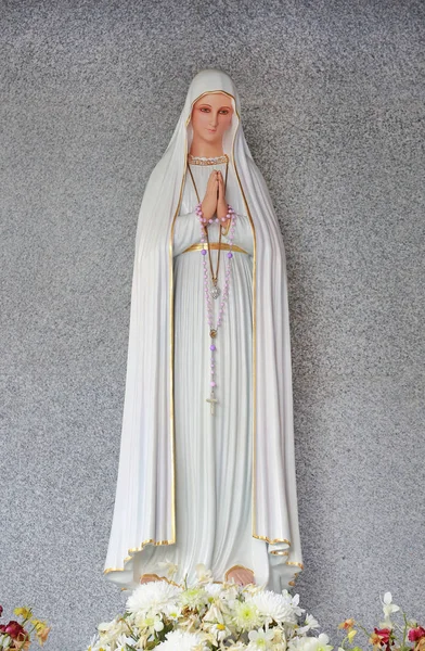 Statue Der Jungfrau Maria Römisch Katholischer Kirche Vor Granithintergrund — Stockfoto