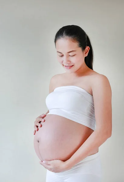 Feliz Mulher Grávida Segura Sua Barriga Grande — Fotografia de Stock