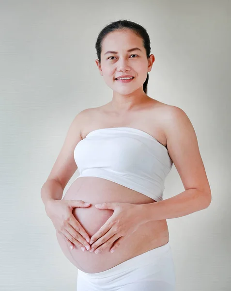 Portrét Těhotné Ženy Rukama Tvaru Srdce Břiše — Stock fotografie
