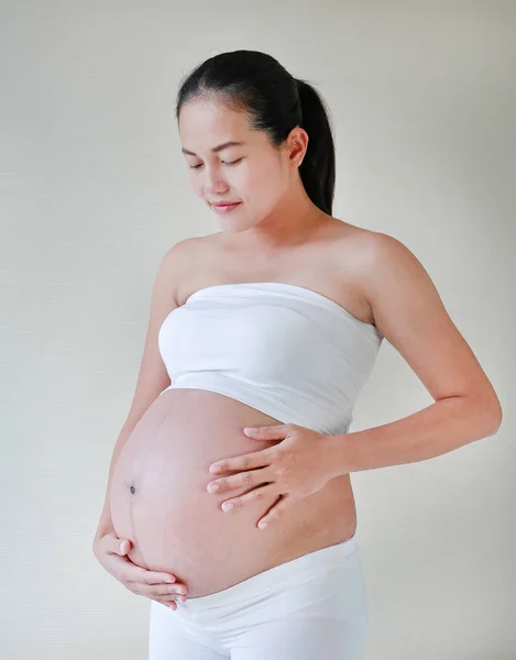 Αρκετά Έγκυος Γυναίκα Κρατά Την Κοιλιά — Φωτογραφία Αρχείου