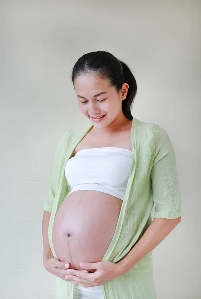 Jovem Mulher Grávida Bonita Segura Sua Barriga — Fotografia de Stock