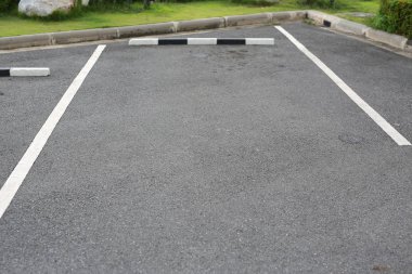Kamu parkında park alanı.