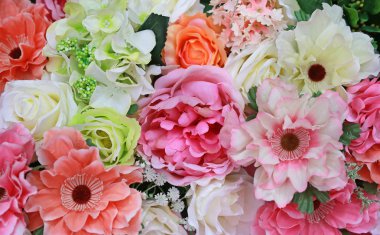 Renkli yapay çiçek demet