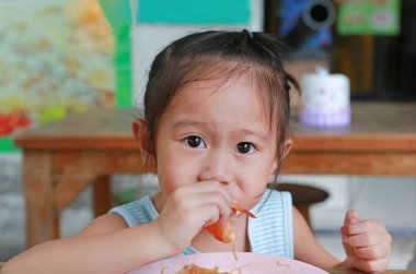 Küçük Asyalı kız karides yeme yakın çekim
