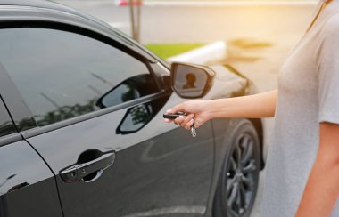 Kadın el kullanarak birleştirin uzak araba kapısını açmak için