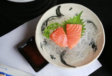 Somon çiğ dilim veya Japon tarzı taze somon balığı buz üzerinde servis yapın. Üstten görünüm.
