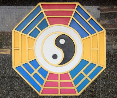 Yin yang Tayland Çin tapınak duvarına oturum.