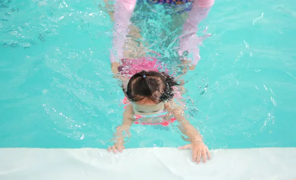 Família Mãe Ensinando Criança Piscina — Fotografia de Stock