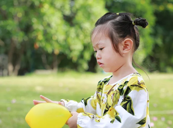 Petite Fille Mignonne Tenant Des Ballons Dans Parc Souriant Amusant — Photo