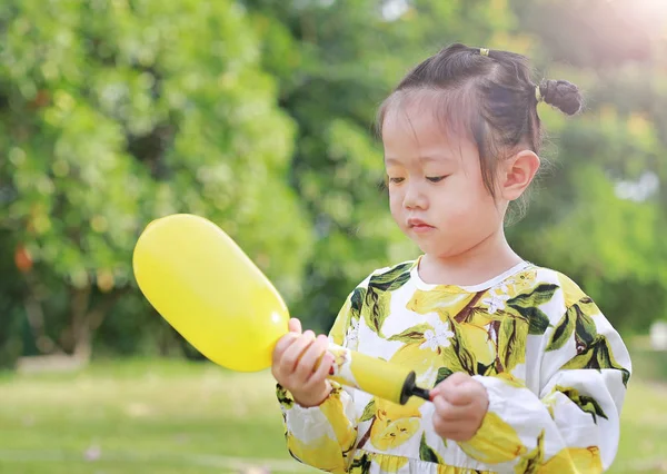 Petite Fille Mignonne Utilisant Ballon Pompe Air Plastique Dans Parc — Photo