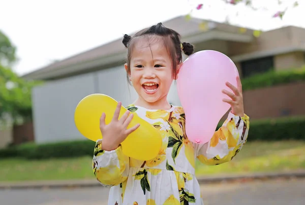 Menina Bonito Segurando Balões Parque Sorrindo Divertindo — Fotografia de Stock