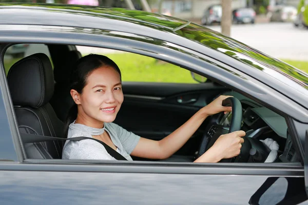 Vacker Asiatisk Kvinna Kör Bil Med Ser Kameran Och Leende — Stockfoto