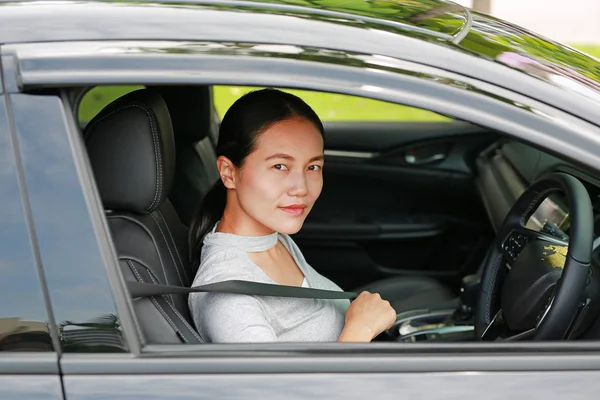 一个年轻的亚洲妇女在汽车内使用安全带的肖像 — 图库照片