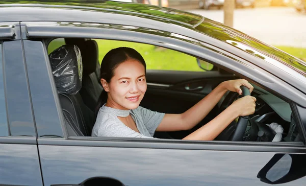 Hermosa Joven Asiática Mujer Coche Con Rayos Sol — Foto de Stock