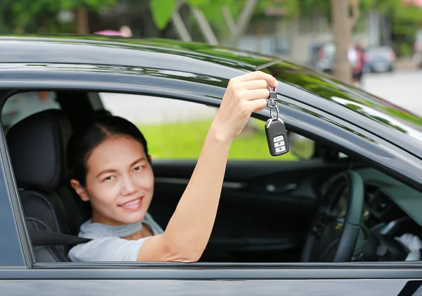 Ung Asiatisk Kvinna Inuti Bil Hålla Nyckeln Från Fönstret Fokusera — Stockfoto