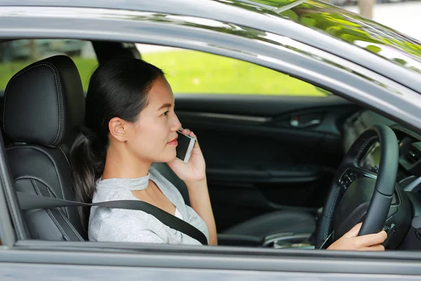 Araba Kullanırken Telefonda Konuşurken Esmer Genç Kadın — Stok fotoğraf