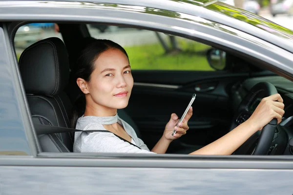 Sürüş Sırasında Akıllı Telefon Kullanan Güzel Kadın — Stok fotoğraf