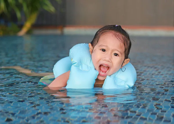 Little Girl Swims Pool Life Preserver Looking Camera — Stock Photo, Image
