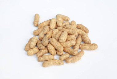 Beyaz arka plan üzerinde izole fıstık yığını. Soyulmamış fındık.