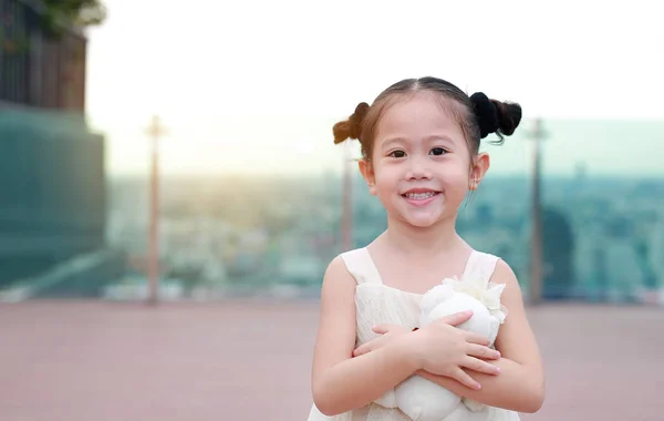 Retrato Niña Feliz Con Abrazo Osito Peluche Vestido Azotea Del — Foto de Stock