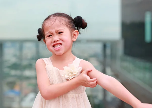 Cara Engraçada Menina Asiática Coçar Coceira Com Mão Conceito Saúde — Fotografia de Stock