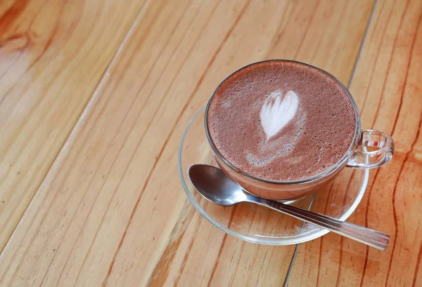 Heißer Kakao Glasbecher Mit Herzform Auf Dem Holztisch — Stockfoto