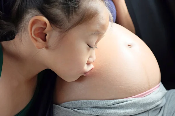 Klein Kind Meisje Kussen Van Buik Van Zwangere Vrouwen — Stockfoto