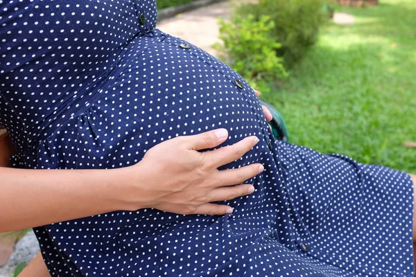 Grote Buik Zwangere Vrouw Zitten Tuin — Stockfoto