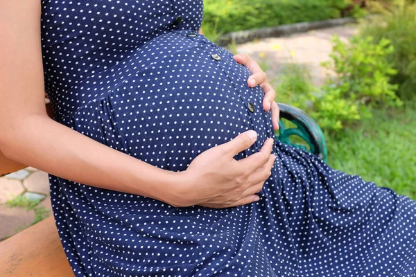 Grande Barriga Mulher Grávida Sentado Jardim — Fotografia de Stock