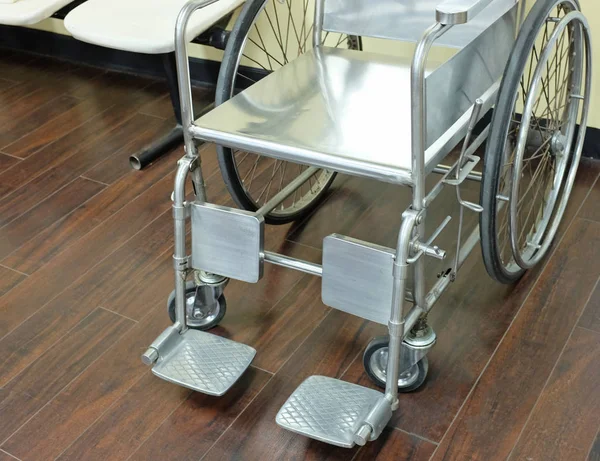 Αναπηρικό Αμαξίδιο Στο Νοσοκομείο Περιμένοντας Για Χρήση Ασθενή — Φωτογραφία Αρχείου