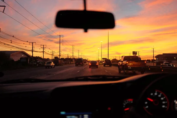 日の出の道路で車を運転からの眺め — ストック写真