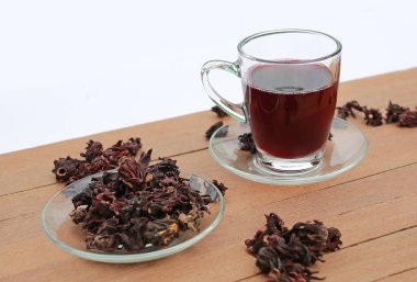 Tahtada kurutulmuş roselle ile Roselle suyu..