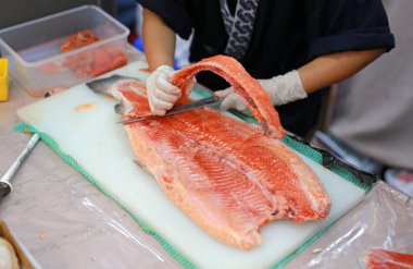 Somon suşi için çiğ balık Dilimleme restoranında Japon Şef. Bir kesme tahtası üzerinde taze somon hazırlama Şef.