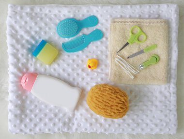 Çocuk banyo ürünleri ve hijyen öğeleri üzerinde beyaz kürk.