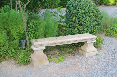 Eski ve kırık uzun çimento tezgah genel parkta